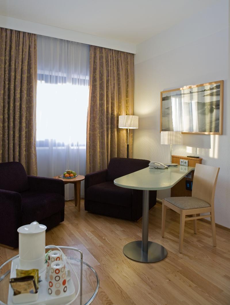 Hotelli Helsinki-vantaa Airport By Ihg 4*